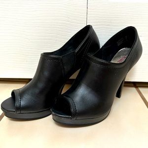 🌹New Fioni black booties Sz 6